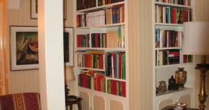 Libreria a parete bianca in legno